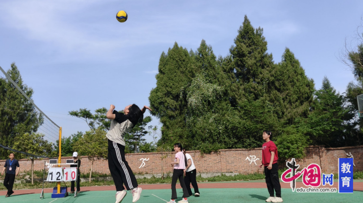 跃动青春“排OB视讯入口”出精彩 江油市战旗小学成功举办2025年排球运动会(图2)